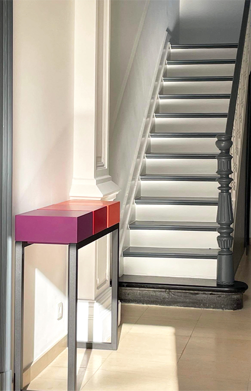 Console d'entrée avec tiroirs, pied acier noir et cubes rouges, création et fabrication par Les Pieds Sur La Table mobilier sur mesure