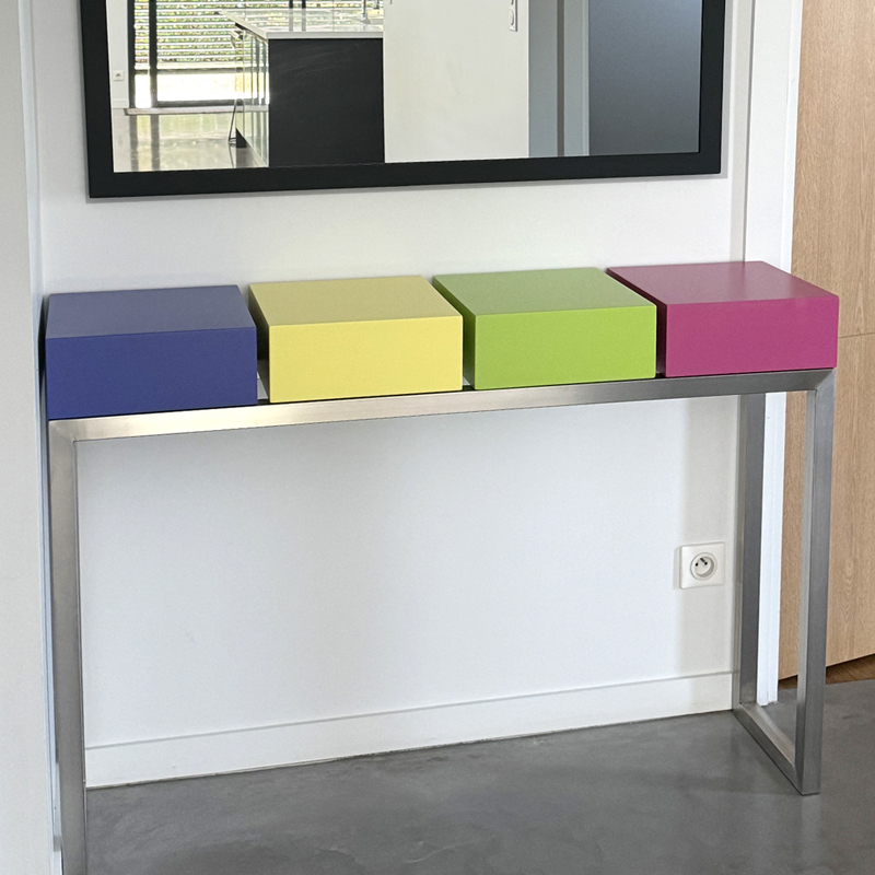 Console d'entrée design Pied-Estal réalisée sur mesure avec 4 cubes dont un tiroir (le jaune) sur un pied en inox brossé. Création et fabrication de meubles français Les Pieds Sur La Table