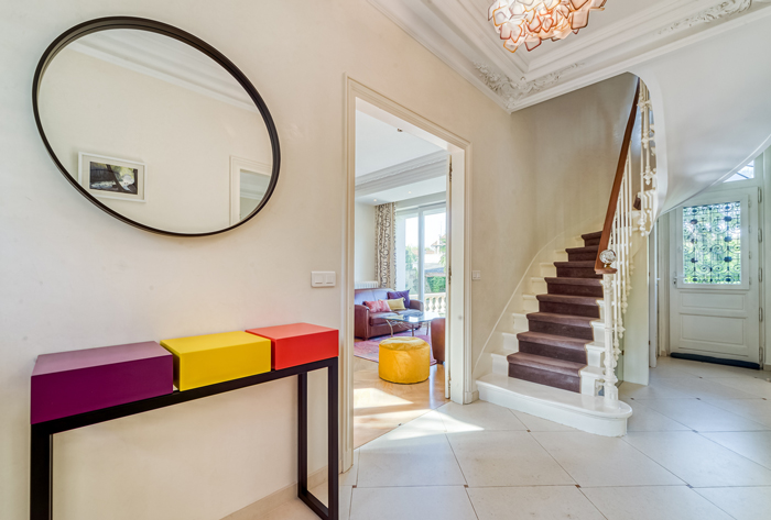 Console d'entrée design sur mesure et en couleurs jaune soleil, aubergine, orange, pied noir. Design et fabrication française par Les Pieds Sur La Table mobilier Paris