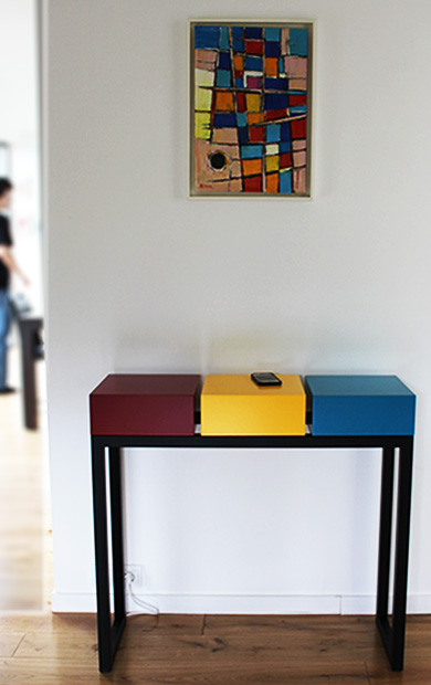 Console design connectée avec rechargement des smartphones pour toute la famille. Console sur mesure Plug&Pied laquée en couleur rouge piment, jaune soleil intense, turquoise. Création et fabrication mobilier contemporain Les Pieds Sur La Table