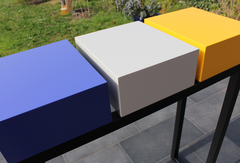 Console design en couleurs de printemps bleu indigo, beige parchemin, jaune soleil intense : laque contemporaine sur bois. Photo détail Les Pieds Sur La Table meubles design sur mesure