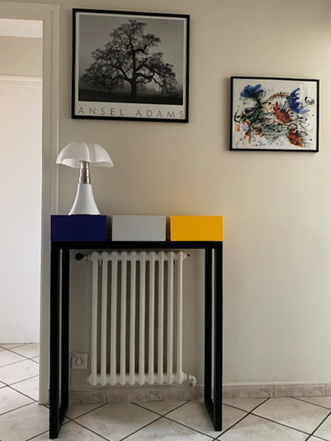 Console design sur mesure cache radiateur : en couleurs bleu indigo, beige parchemin, jaune soleil intense : laque contemporaine sur bois. Console cache radiateur. Création et fabrication Les Pieds Sur La Table meubles design