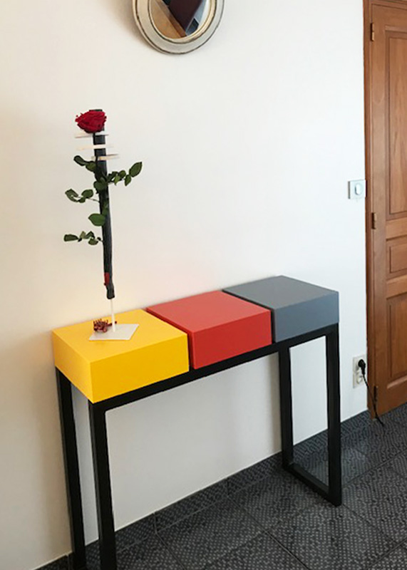 Console design sur mesure réalisée avec 3 cubes tiroirs laqués de couleurs solaires sur un pied en acier patiné. Console moderne d'entrée laquée Pied-Estal. Mobilier Les Pieds Sur La Table créateur et fabricant de meubles contemporains design sur mesure réalisation maison