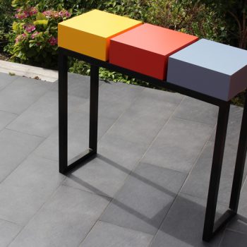 Console design sur-mesure pied en acier noir et cubes tiroirs laqués en couleurs Console avec 3 tiroirs. Mobilier Les Pieds Sur La Table créateur et fabricant de meubles contemporains design sur mesure. Photo devant l'atelier