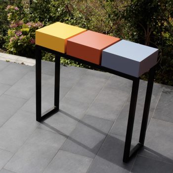 Console design sur-mesure pied en acier noir et cubes tiroirs laqués en couleurs vives. Console Pied-Estal avec 3 tiroirs. Mobilier Les Pieds Sur La Table créateur et fabricant de meubles contemporains design sur mesure. Photo devant l'atelier