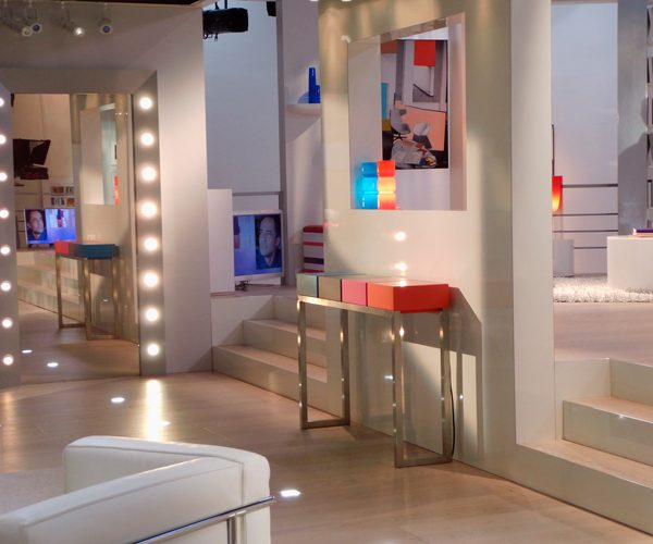 Mobilier contemporain coloré dans Thé ou Café l'émission de télévision. Meubles design modulables sur mesure et colorés Les Pieds Sur La Table, console moderne connectée sur mesure Plug&Pied