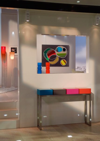 Mobilier contemporain coloré dans Thé ou Café l'émission de télévision. Meubles design modulables sur mesure et colorés Les Pieds Sur La Table, console design connectée Plug&Pied