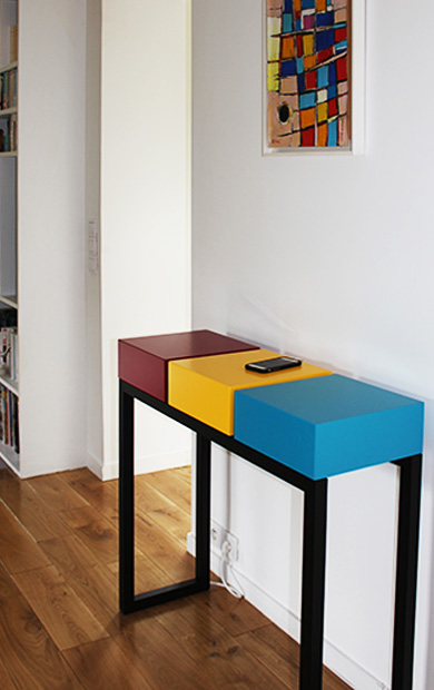 Console design connectée avec rechargement des smartphones. Console sur mesure Plug&Pied pied en acier laqué noir, tiroirs laqués en couleur. Création et fabrication mobilier contemporain Les Pieds Sur La Table