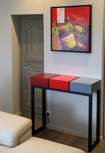 Console design connectée avec tiroirs et couleurs sur mesure. Création et fabrication par Les Pieds Sur La Table meubles contemporains pour une maison particulière.