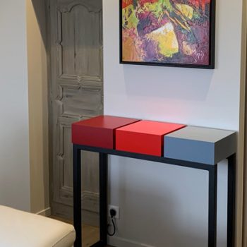 Console design connectée avec tiroirs et couleurs sur mesure. Création et fabrication par Les Pieds Sur La Table meubles contemporains pour une maison particulière.