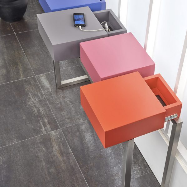 console connectée design sur mesure PLug&Pied, pied en inox brossé, 4 cubes laqués aux couleurs pétillantes et des prises électriques intégrées, détail , Mobilier Les Pieds Sur La Table