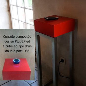 Console design et connectée avec 1 cube équipé d'un double port USB. Plug and Pied la console qui recharge les smartphones, est choisie par la maison numerique-connectée normande. Création mobilier Les Pieds Sur la Table meubles modernes sur-mesure