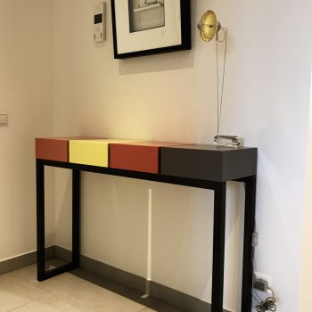 console design contemporaine sur mesure avec prises électriques intégrées, structure en acier noir, cubes laqués. Console design Plug&Pied réalisée pour un particulier, Mobilier design modulable Les Pieds Sur La Table