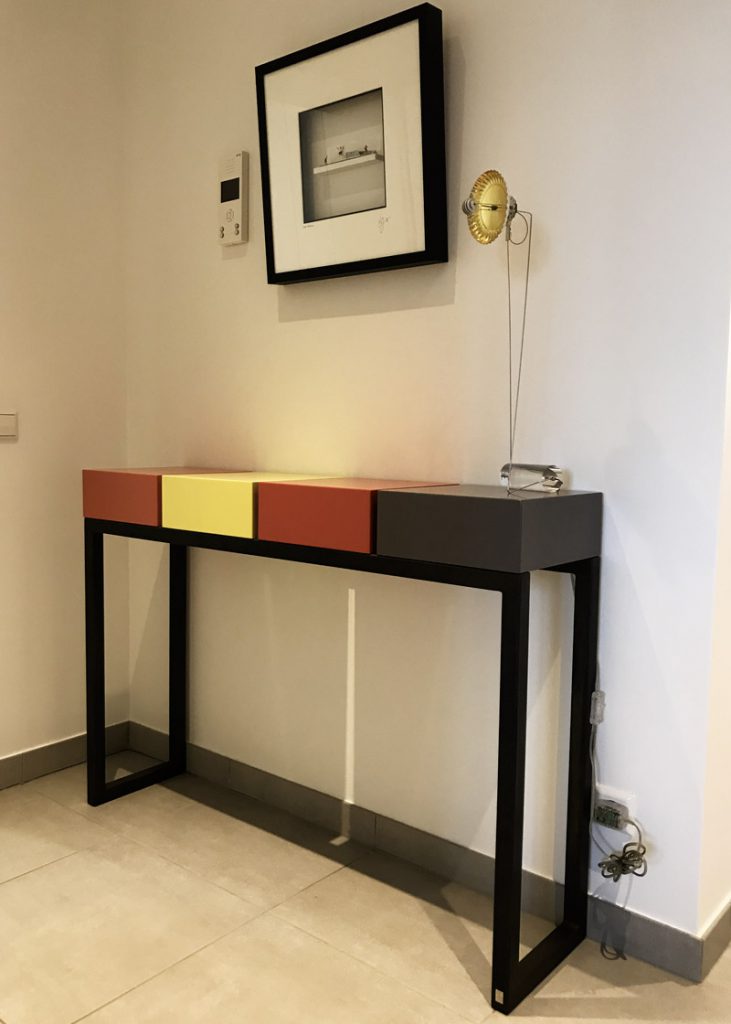 console design contemporaine sur mesure avec prises électriques intégrées, structure en acier noir, cubes laqués. Console design Plug&Pied réalisée pour un particulier, Mobilier design modulable Les Pieds Sur La Table