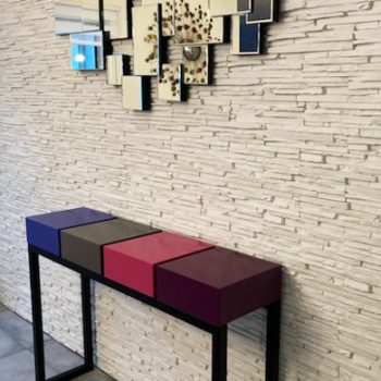 Console design en couleurs avec 4 tiroirs laqués, un pied en acier noir. Création et fabrication sur mesure par Les Pieds Sur La Table