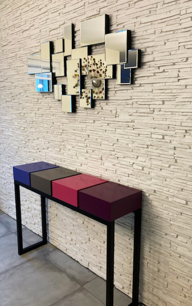 Console design en couleurs avec 4 tiroirs laqués, un pied en acier noir. Création et fabrication sur mesure par Les Pieds Sur La Table