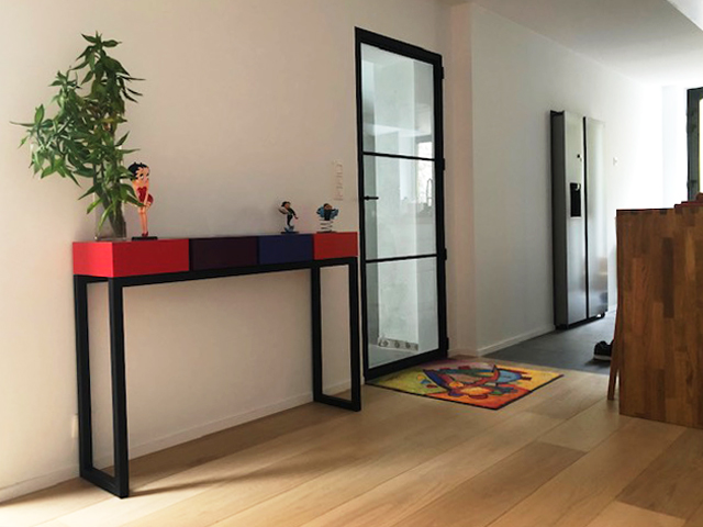 Console en couleurs rouge, bleu, orange, pied noir, design et fabrication française par Les Pieds Sur La Table mobilier Paris