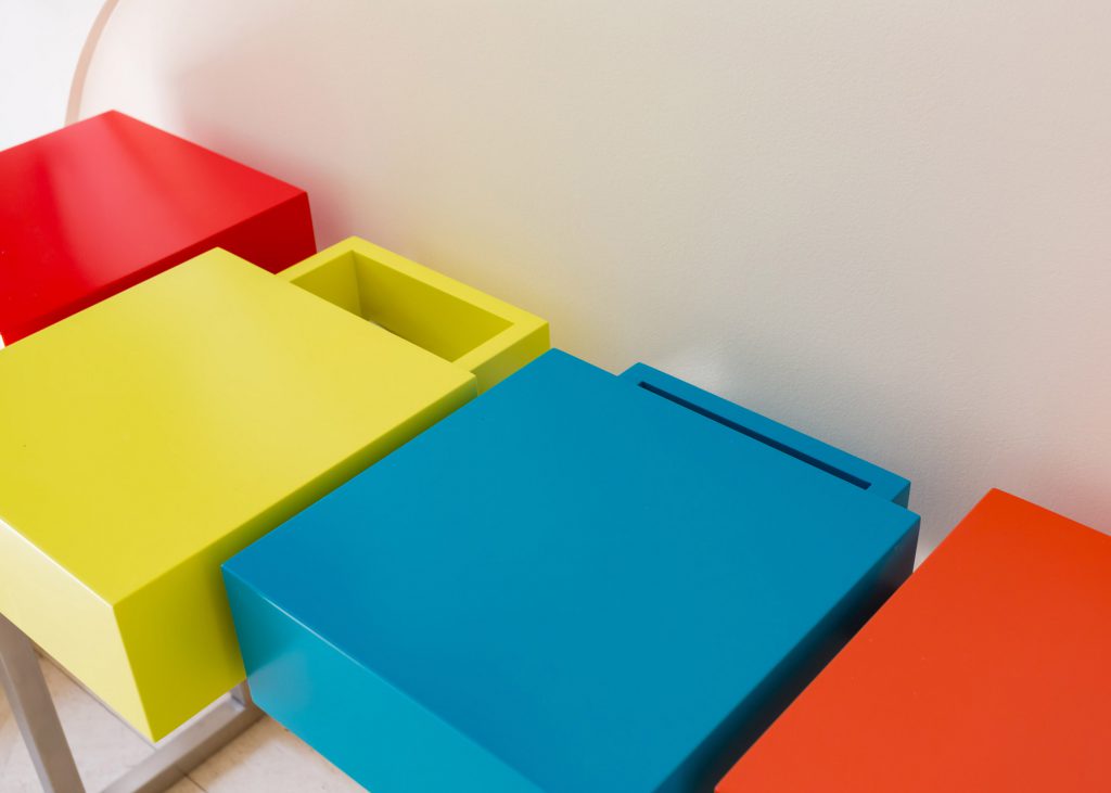 Console moderne Pied-Estal composée de 4 tiroirs laqués de couleurs rouge Paris, jaune lime, turquoise et orange pop sur un pied en inox brossé. Design mobilier Les Pieds Sur La Table meubles contemporains sur mesure