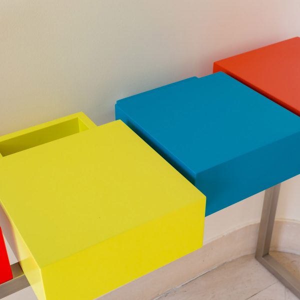 console design sur mesure Pied-Estal avec 4 cubes aux couleurs pétillantes réalisée pour une maison particulière Mobilier Les Pieds Sur La Table détail tiroir jaune