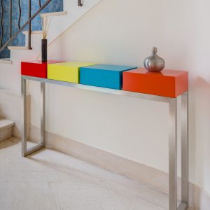 console design sur mesure Pied-Estal avec 4 cubes aux couleurs pétillantes réalisée pour une maison particulière Mobilier Les Pieds Sur La Table vignette
