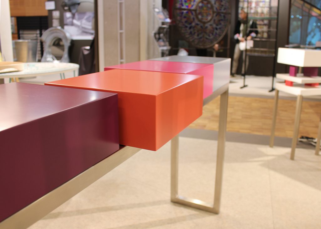 console moderne design sur mesure, structure en inox, cubes laqués. Console design Pied-Estal Mobilier design modulable Les Pieds Sur La Table-salon SIPC Paris