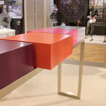 console moderne design sur mesure, structure en inox, cubes laqués. Console design Pied-Estal Mobilier design modulable Les Pieds Sur La Table-salon SIPC Paris