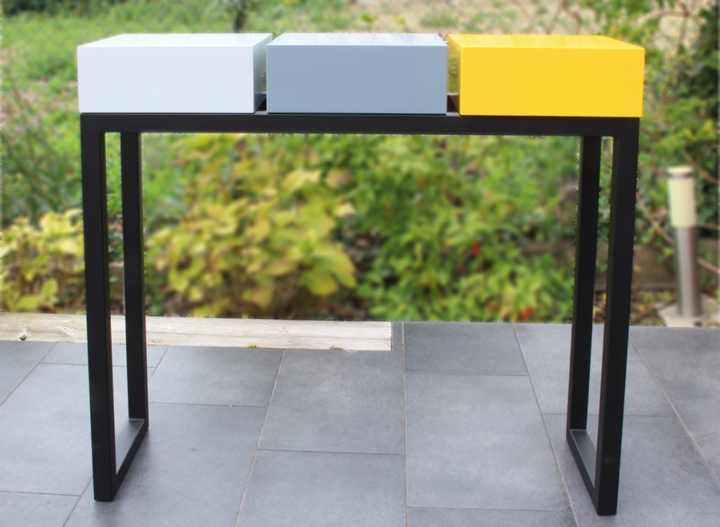 Console design sur-mesure pied en acier noir et cubes tiroirs laqués couleurs gris perle, gris béton et jaune soleil intense Mobilier Les PIeds Sur La Table créateur et fabricant de meubles contemporains design sur mesure