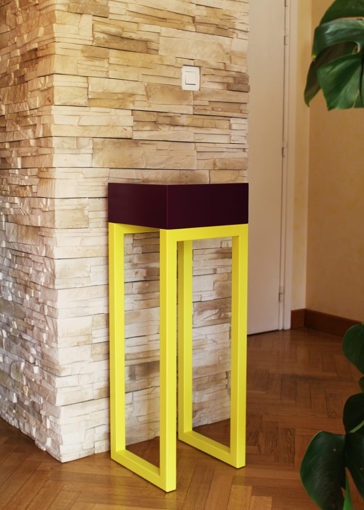 Petite console moderne sur mesure et décorative PIed-Estal mono cube, acier laqué jaune et cube laqué aubergine. Console design collection Les PIeds Sur la table mobilier de création et fabrication française