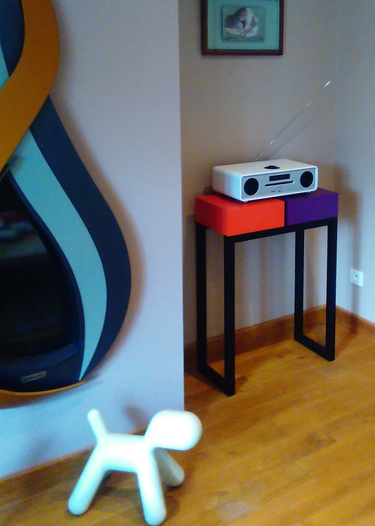 console moderne sur mesure avec 2 cubes laqués couleurs orange pop et aubergine, structure en acier noir. Console Pied-Estal réalisée pour une maison particulière, Mobilier design sur mesure Les Pieds Sur La Table