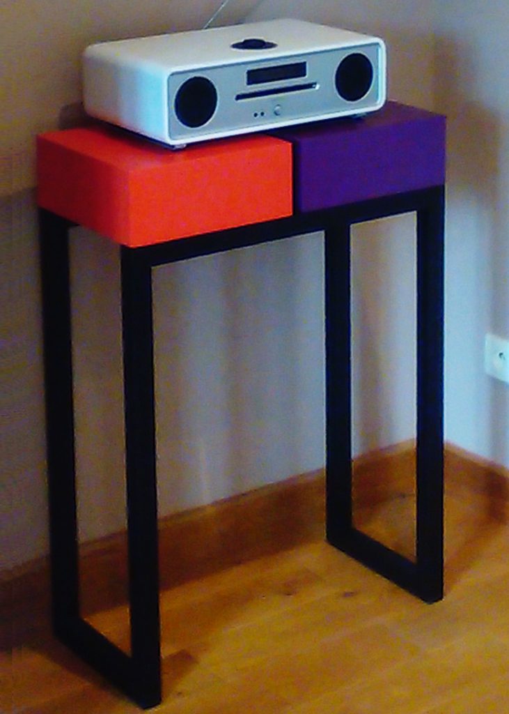 console moderne sur mesure avec 2 cubes laqués couleurs orange pop et aubergine, structure en acier noir. Console Pied-Estal réalisée pour une maison particulière, Mobilier design graphique Les Pieds Sur La Table