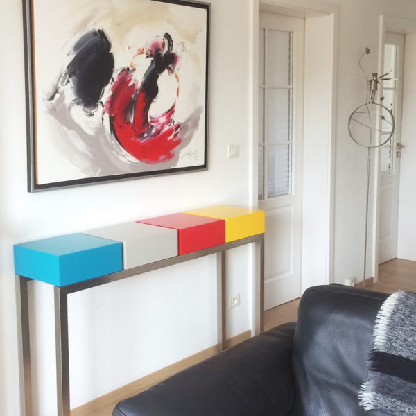 Console design moderne sur mesure en inox et laque contemporaine couleurs turquoise, terre d'ombre, rouge Paris, jaune soleil intense. Console avec 4 tiroirs Plug&Pied Mobilier design sur mesure Les Pieds Sur La Table Témoignage client.