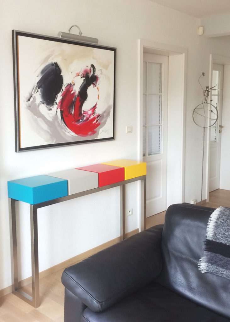 Console sur mesure design moderne en inox et laque contemporaine couleurs turquoise, terre d'ombre, rouge Paris, jaune soleil intense. Console avec 4 tiroirs Plug&Pied Mobilier design sur mesure Les Pieds Sur La Table Témoignage client.