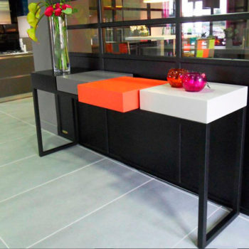 console design contemporaine acier noir cubes orange noir beige L186 Plug and Pied mobilier Les Pieds Sur La Table réalisation maison