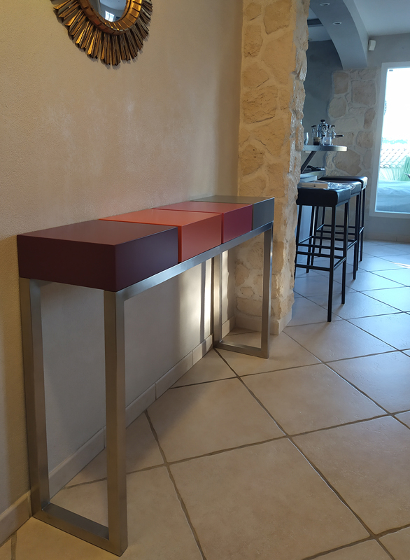 Console design sur mesure réalisée avec 2 tiroirs et 2 cubes fermés sur un pied en inox brossé. Création et fabrication par Les Pieds Sur La Table mobilier contemporain sur mesure pour une maison privée