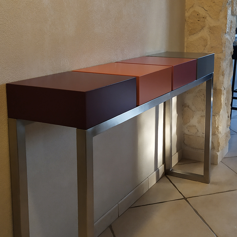 Console design sur mesure réalisée avec 2 tiroirs et 2 cubes fermés sur un pied en inox brossé. Création et fabrication par Les Pieds Sur La Table mobilier contemporain sur mesure pour un client privé