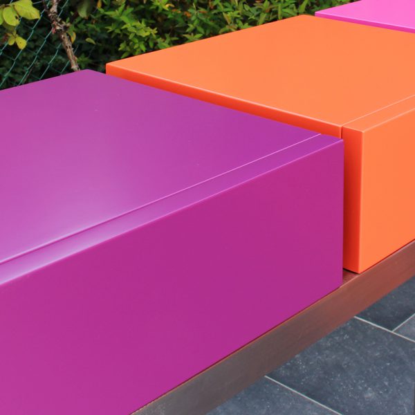 Console moderne décorative avec 3 tiroirs sur mesure à ouverture en façade. Console Pied-Estal avec un piétement en inox brossé. Tiroirs en couleurs finition laque contemporaine satinée, couleurs aubergine, orange pop, fuchsia. Photo détail vue avant