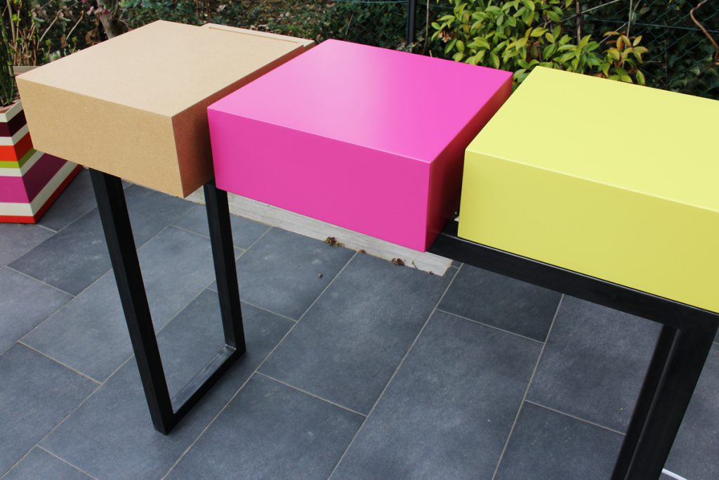 console design sur mesure en acier patiné et laque contemporaine couleurs fuchsia et jaune, et médium vernis. Console connectée avec prise électrique en ports USB. Console moderne Plug&Pied Mobilier design sur mesure Les Pieds Sur La Table