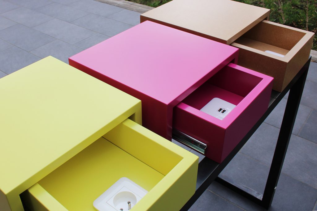 Détails console design sur mesure en acier patiné et laque contemporaine couleurs fuchsia et jaune, et médium vernis. Console connectée avec prise électrique en ports USB. Console moderne Plug&Pied Mobilier design sur mesure Les Pieds Sur La Table