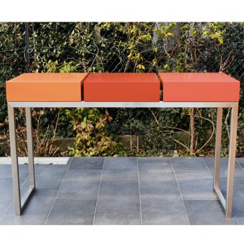 console moderne design en atelier. Console sur mesure, structure en inox, cubes laqués camaïeu de rouges. Console contemporaine design Pied-Estal Mobilier design modulable Les Pieds Sur La Table