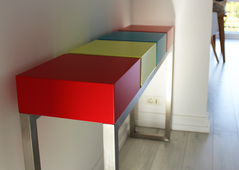 Détail Console d'entrée Pied-Estal en inox et laque installée dans le séjour. Réalisation maison Les Pieds Sur La Table créateur de Mobilier contemporain et fabricant sur mesure