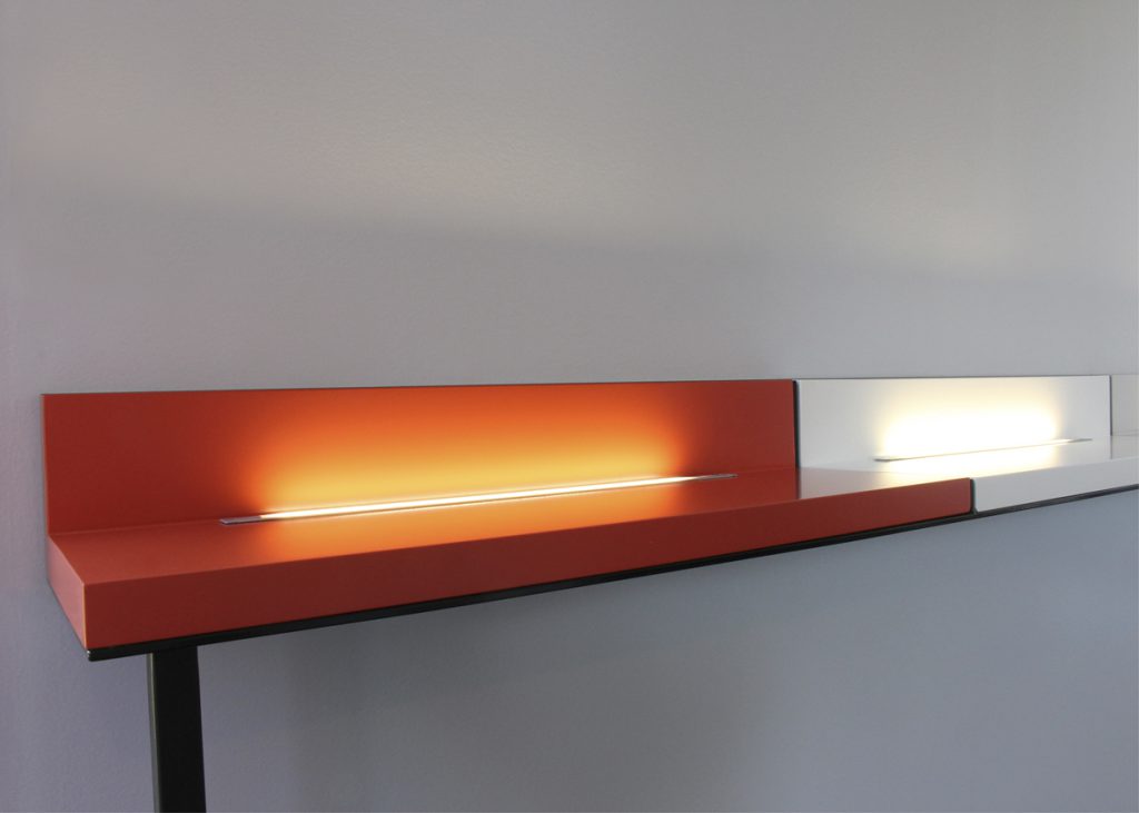 Etagère lumineuse sur mesure pour une salle de réunion, acier et bois laqué, création et fabrication sur mesure par Les Pieds Sur La Table mobilier