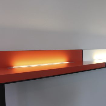 Etagère lumineuse sur mesure pour une salle de réunion, acier et bois laqué, création et fabrication sur mesure par Les Pieds Sur La Table mobilier