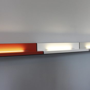 Etagère lumineuse sur mesure pour une salle de réunion, acier et bois laqué, création et fabrication sur mesure par Les Pieds Sur La Table créateur de mobilier