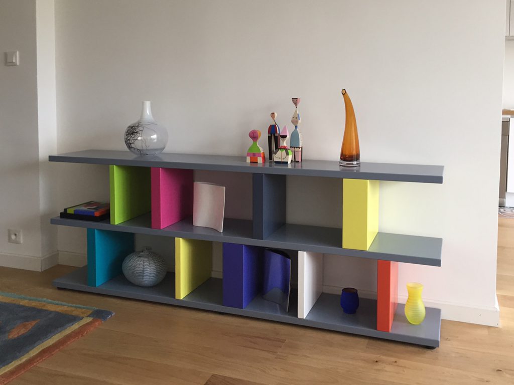 bibliothèque étagère multicolore sur mesure réalisée dans l'esprit d'Ettore Sottsass par le mobilier Les Pieds Sur La Table 