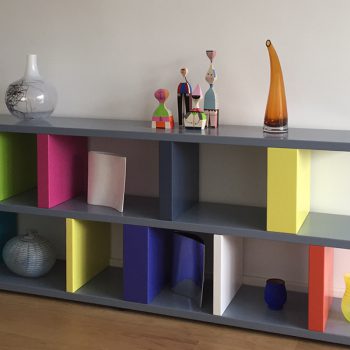 bibliothèque étagère modulable multicolore sur mesure réalisée dans l'esprit d'Ettore Sottsass par le mobilier Les Pieds Sur La Table