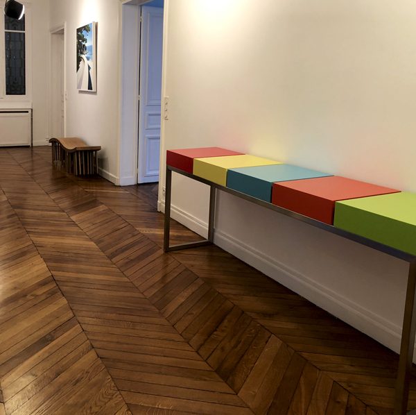 Grande console design réalisée pour un appartement parisien. Console moderne d'entrée laquée Pied-Estal. Mobilier Les Pieds Sur La Table créateur et fabricant de meubles contemporains design sur mesure.