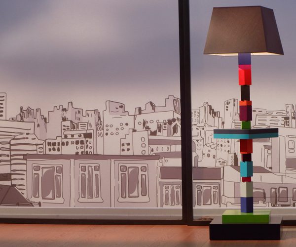 Mobilier contemporain coloré dans Thé ou Café l'émission de télévision. Meubles design modulables sur mesure et colorés Les Pieds Sur La Table, lampadaire moderne multicolore Pied-Jeu