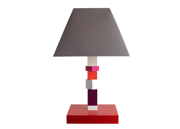 lampe laquée en couleurs formée de cubes empilés par le mobilier Les Pieds Sur La Table