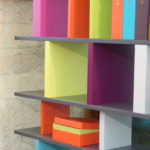 bibliothèque étagère modulable sur mesure couleurs multicolore Tu Lis Pied mobilier Les Pieds Sur La Table détail