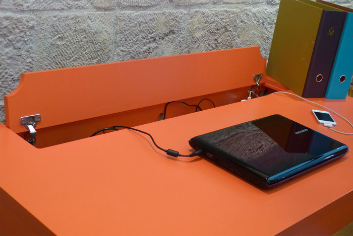bureau connecté avec prises électriques et rangement Co-Pied mobilier Les Pieds Sur La Table détail
